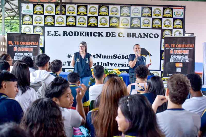 Deputado-João-Luiz-leva-palestra-do-‘Ei,-Te-Orienta’-para-alunos-da-zona-Leste-de-Manaus