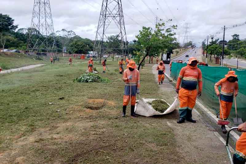 Prefeitura-de-Manaus-realiza-ação-de-limpeza-na-avenida-das-Torres