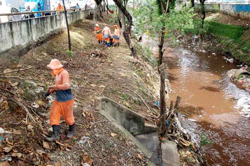 Prefeitura-de-Manaus-realiza-ação-de-limpeza-no-igarapé-do-Franco