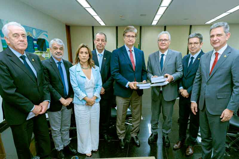 Senador-Omar-se-reúne-com-novo-Procurador-Geral-da-República-para-discutir-reabertura-de-inquéritos-da-CPI-da-Pandemia