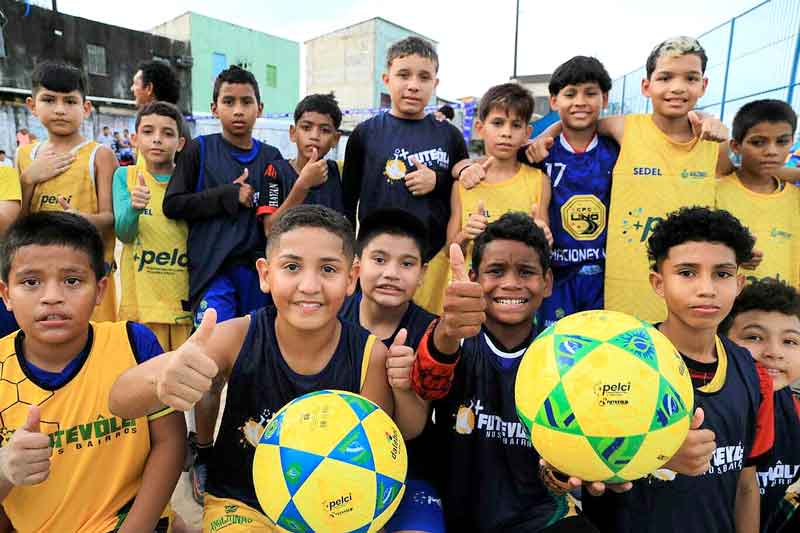Moradores-celebram-chegada-do-Projeto-Mais-Futevôlei-nos-Bairros
