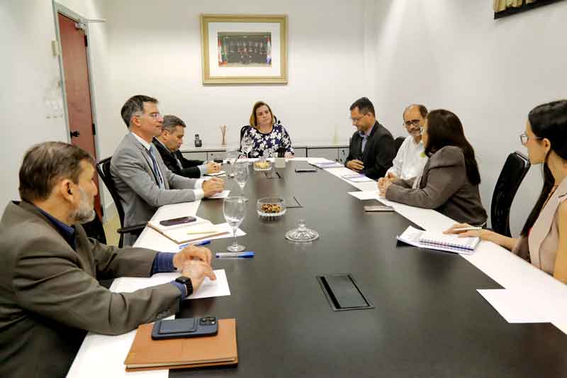 TCE-AM-reúne-equipe-da-Educação-para-discutir-irregularidades-encontradas-em-escola