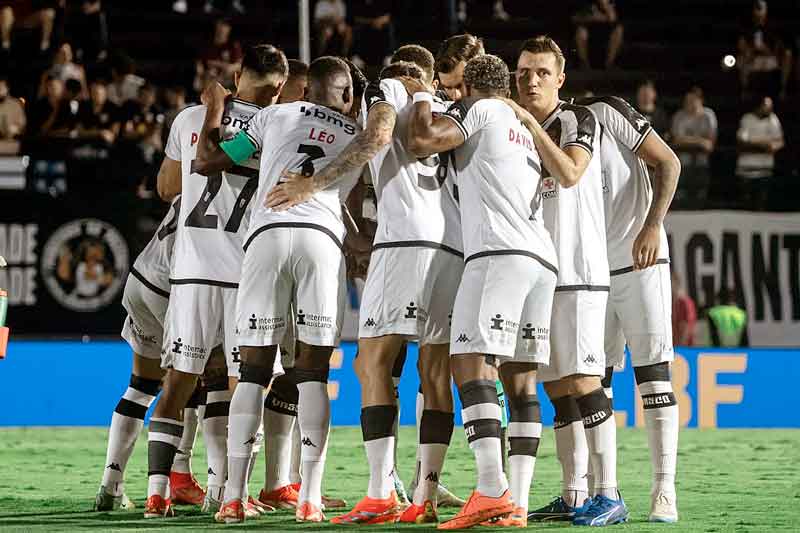 Vasco-faz-bom-segundo-tempo,-mas-sofre-no-fim-e-perde-para-o-Bragantino-pelo-Brasileirão