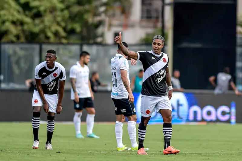 Vasco-vence-o-Grêmio-em-tarde-de-homenagens-a-Dinamite-e-estreia-no-Brasileirão