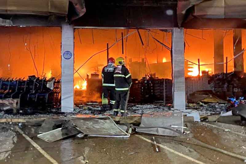 Em-Manacapuru,-Corpo-de-Bombeiros-combate-incêndio-de-grande-proporção-em-supermercado
