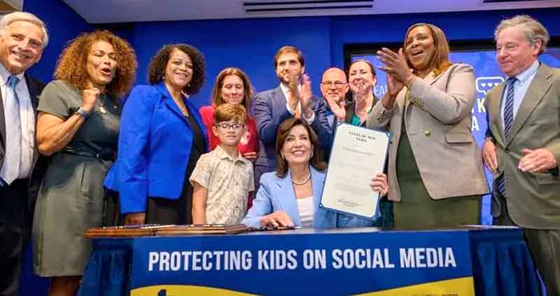 Governo-de-Nova-York-sanciona-lei-de-limites-a-contas-de-crianças-na-internet