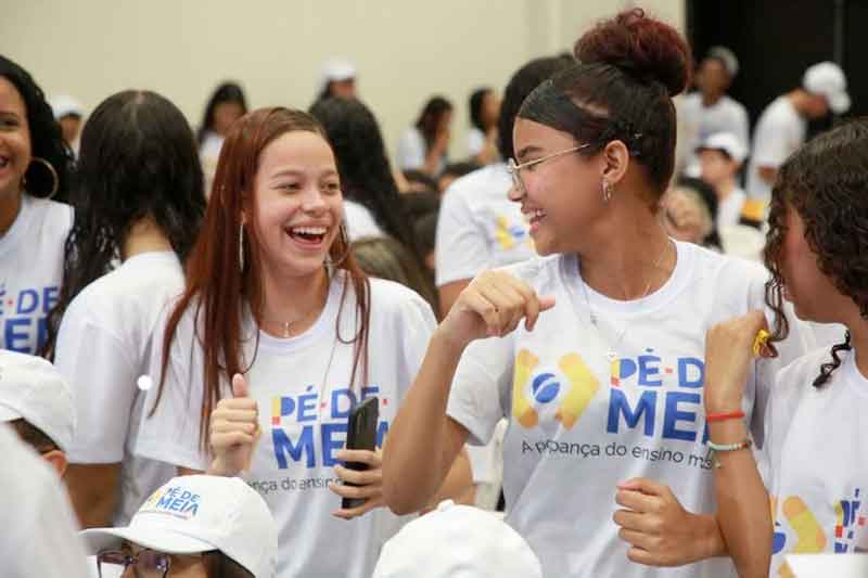 Mais-de-94-mil-alunos-do-Amazonas-recebem-o-Pé-de-Meia-em-junho