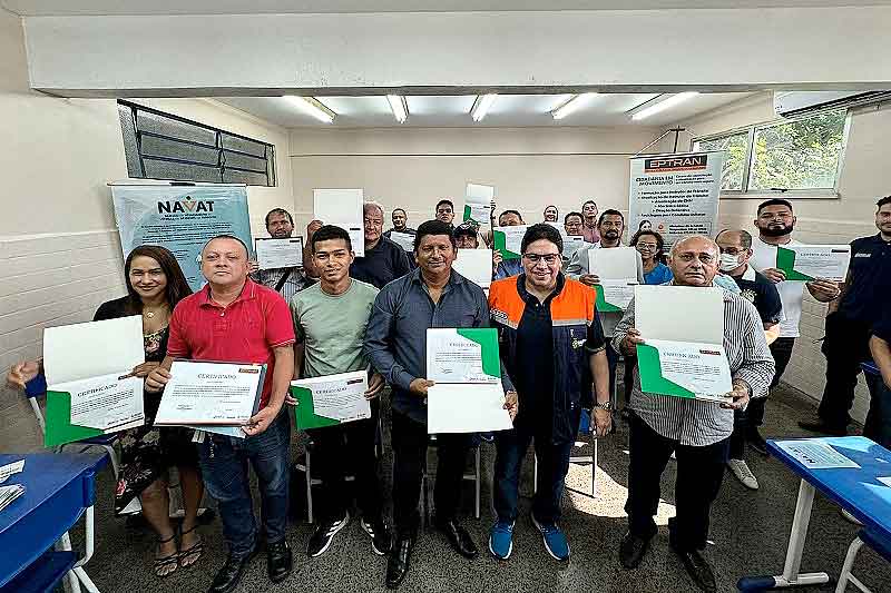 Detran-Amazonas-realiza-entrega-de-CNHs-Social-e-certificados-da-Escola-Pública-de-Trânsito