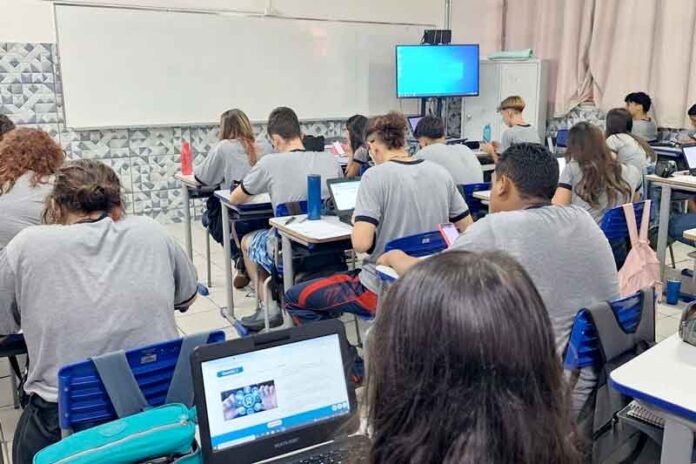 Estudantes-fazendo-a-prova-da-OBAdm