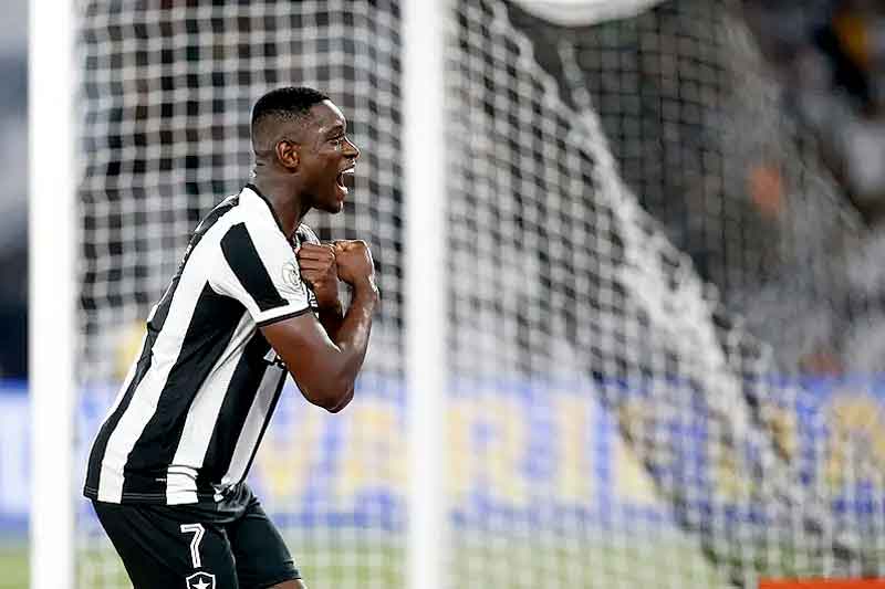 Luiz-Henrique-decide,-e-Botafogo-bate-o-Internacional-pelo-Brasileirão