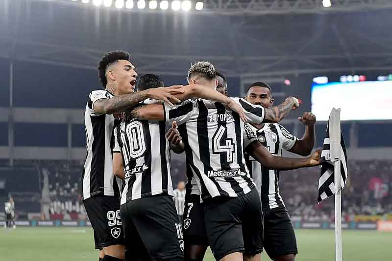 Botafogo-reassume-a-liderança-do-Brasileirão-após-golear-o-Flamengo