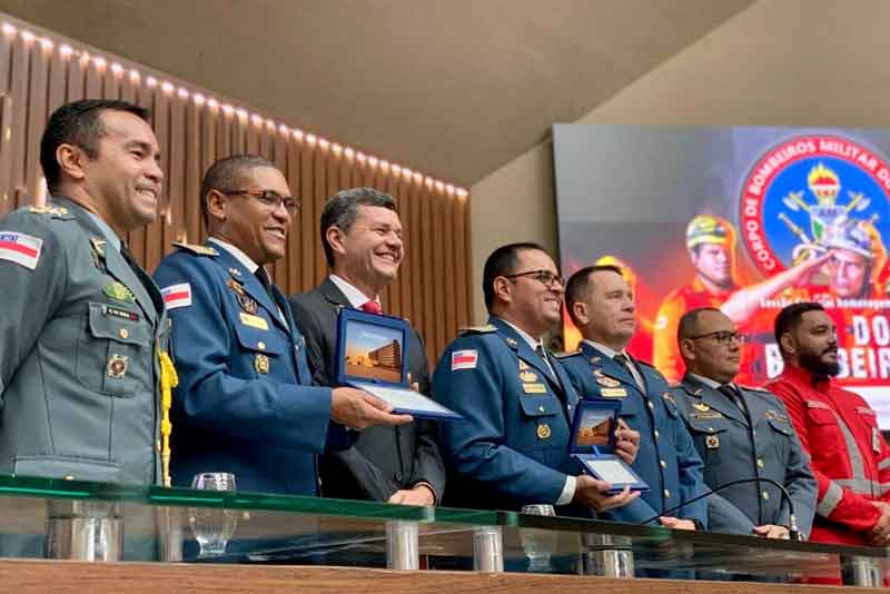 Comandante-Dan-homenageia-bombeiros-militares-na-Aleam