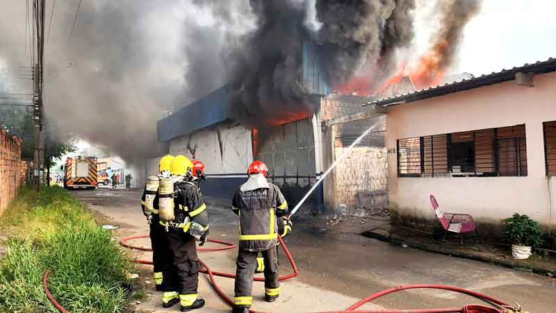 Corpo-de-Bombeiros-combate-incêndio-em-galpão-de-fábrica-na-zona-norte-de-Manaus