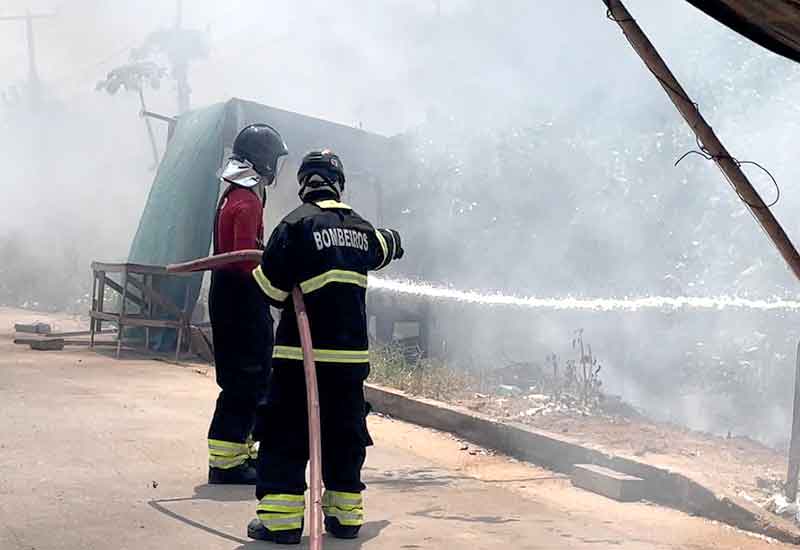 Corpo-de-Bombeiros-combate-incêndios-de-vegetação-e-evita-que-se-propaguem-para-residências