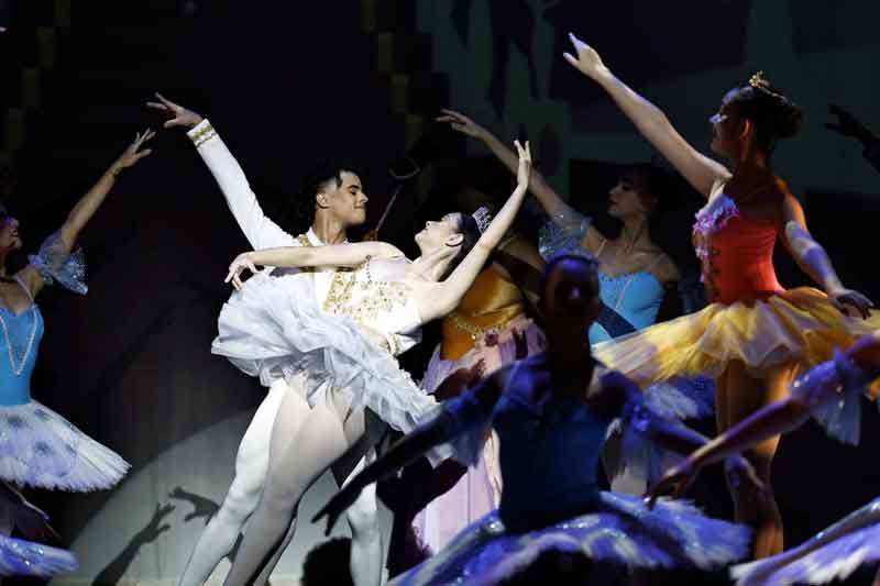 No-Teatro-Amazonas,-o-espetáculo-inédito-Cinderela-oferece-uma-mistura-de-emoções-e-alegria