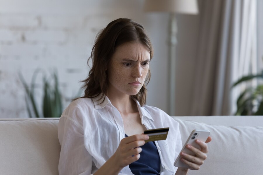 Young,Woman,Hold,Credit,Card,And,Smartphone,Try,Pay,Via