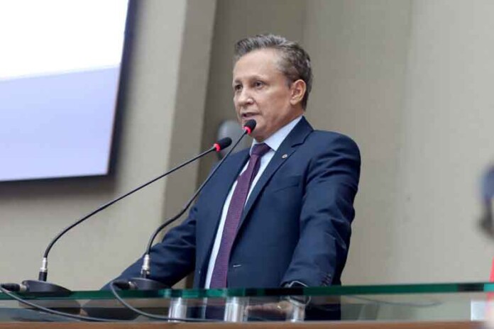 Adjuto-Afonso-homenageia-administradores-e-destaca-ações-em-prol-do-setor-primário-e-dos-empreendedores-no-Amazonas