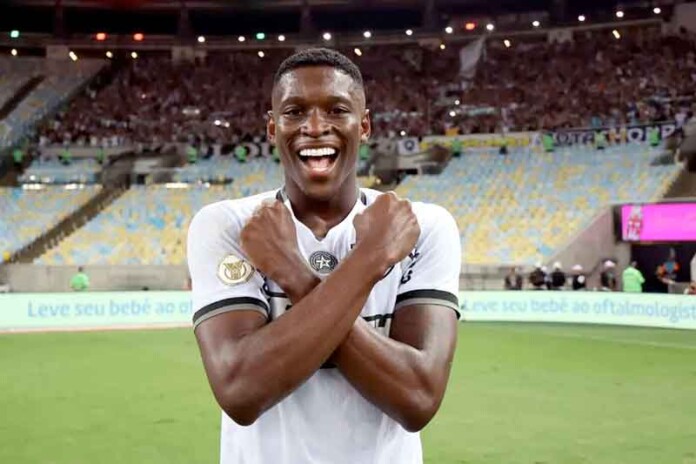 Com-Lei-do-Ex,-Botafogo-vence-Fluminense-no-apagar-das-luzes-no-Maracanã