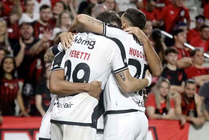 Com-um-a-menos,-Vasco-bate-Athletico-PR-nos-pênaltis-e-vai-às-semifinais-da-Copa-do-Brasil