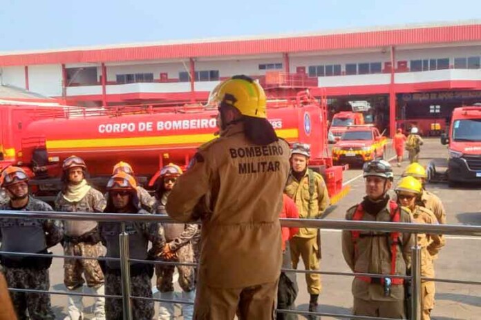 Corpo-de-Bombeiros-forma-uma-força-tarefa-para-acabar-com-o-incêndio-em-Iranduba