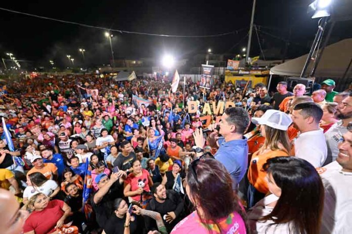 David-Almeida-é-recebido-com-festa-por-moradores-das-zonas-Norte-e-Leste