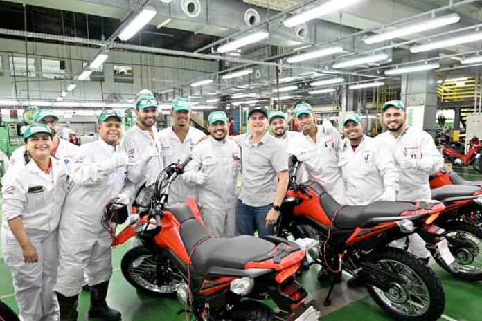 David-Almeida-reafirma-seu-compromisso-em-defender-a-ZFM-durante-uma-visita-à-Moto-Honda