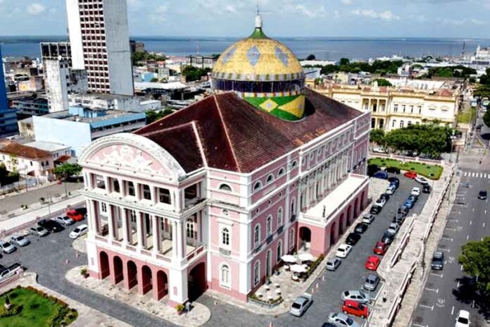 Em-homenagem-ao-Dia-do-Médico-Veterinário,-o-Teatro-Amazonas-terá-iluminação-verde