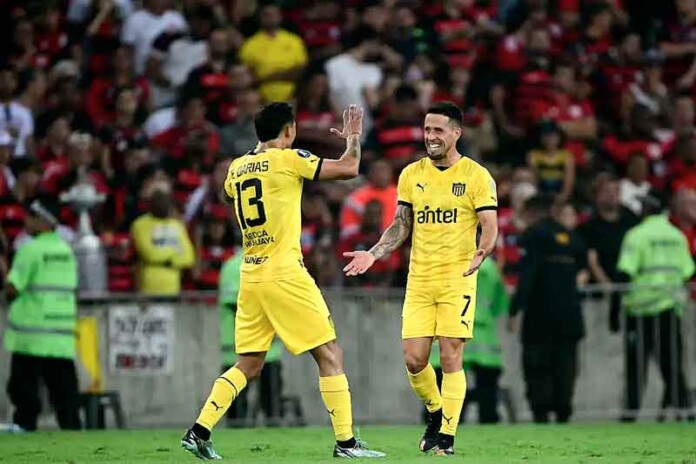 Em-novo-‘Maracanazo’,-Peñarol-vence-Flamengo-e-complica-Rubro-Negro-na-Libertadores