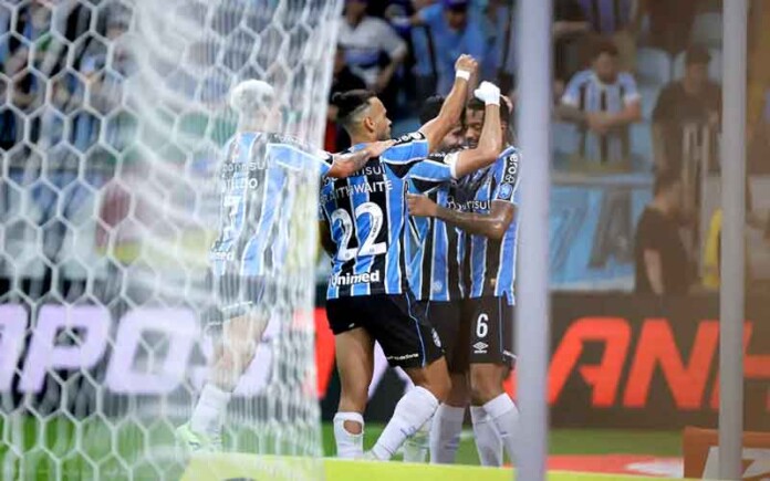 Flamengo-vacila,-tem-jogador-expulso-e-perde-para-o-Grêmio-em-Porto-Alegre