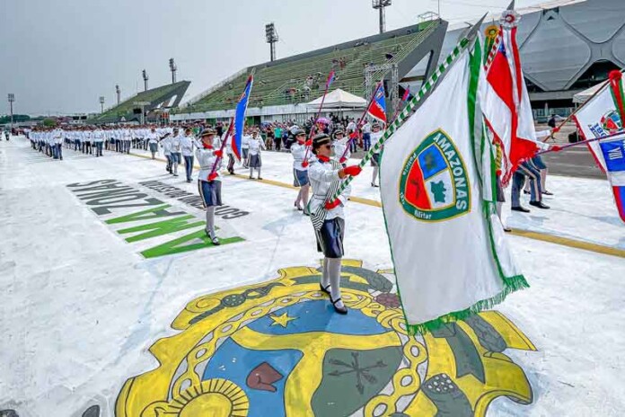 Mais-de-4-mil-pessoas-assistem-ao-desfile-dos-Colégios-Militares-da-Polícia-Militar-do-Amazonas-no-Sambódromo