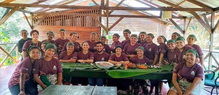 Para-impulsionar-o-turismo-de-base-comunitária,-mulheres-ribeirinhas-recebem-capacitação-em-gastronomia