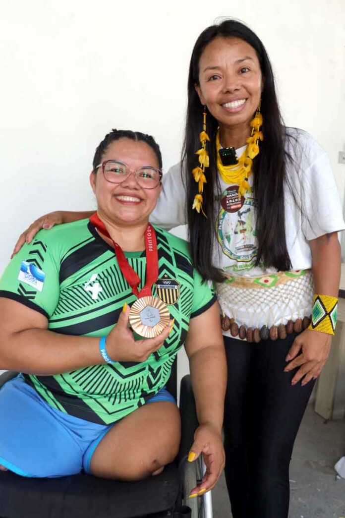Vanda-Witoto-visita-Mariah-Castro,-medalhista-de-bronze-nos-Jogos-Paralímpicos-de-Paris-2024
