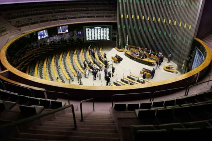 Câmara-dos-Deputados-aprova-medidas-que-restringem-poderes-do-STF-e-ampliam-impeachment