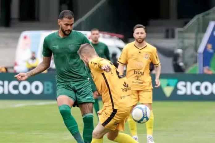 Coritiba-vence-o-Amazonas-e-se-aproxima-do-G4-na-Série-B