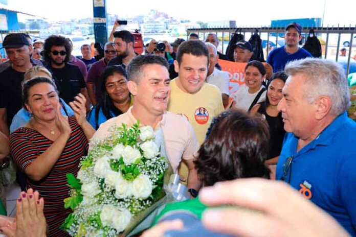 David-Almeida-é-recebido-calorosamente-pelos-feirantes-da-Manaus-Moderna,-Feira-da-Banana-e-Mercadão1