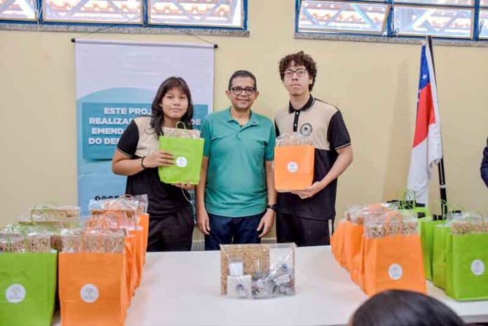Deputado-João-Luiz-entrega-kits-de-robótica-para-120-alunos-da-Escola-Estadual-Terezinha-Almeida