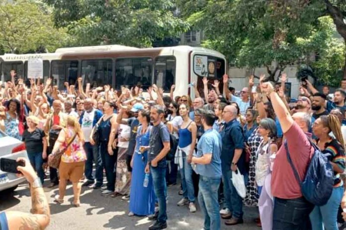 Funcionários-do-IBGE-convocam-greve-de-24h-nesta-3ª-feira