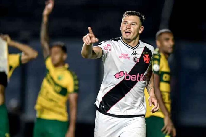 Hugo-Moura-marcou-o-gol-que-garantiu-a-vitória-do-Vasco