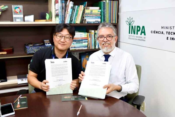 Hyun-Chool-Chung,-Superintendente-do-Sidia-e-Henrique-dos-Santos-Pereira,-diretor-do-INPA