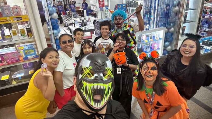 Info-Store-adere-ao-espírito-de-Halloween,-oferecendo-doces-nas-suas-lojas