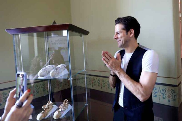 Marcelo-Mourão,-bailarino-amazonense,-renova-o-acervo-do-Teatro-Amazonas-com-a-doação-de-sapatilhas