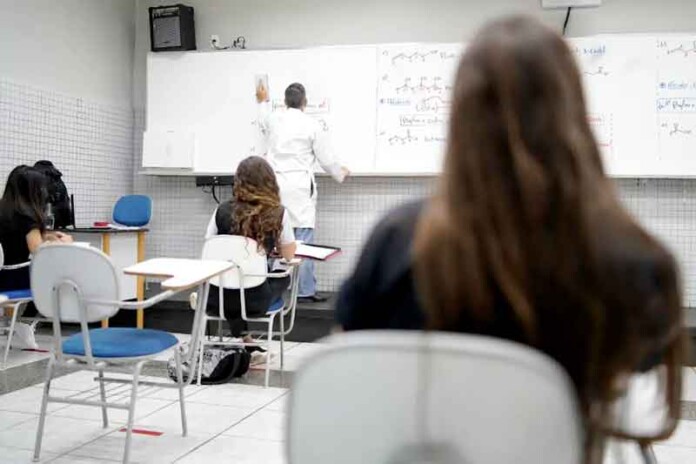 Número-de-estudantes-que-abandonam-a-escola-no-ensino-médio-cai,-mas-ainda-é-alarmante,-segundo-especialista