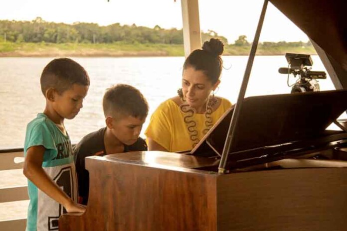 Orquestra-de-Violões-do-Amazonas-realiza-apresentação-com-a-pianista-Carla-Ruaro,-de-'Um-Piano-na-Amazônia'