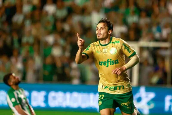 Raphael-Veiga-faz-3,-e-Palmeiras-cola-no-líder-Botafogo