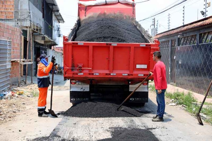 Seminf-realiza-recuperação-asfáltica-em-via-no-bairro-Gilberto-Mestrinho