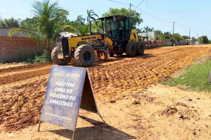Trabalhos-de-reconstrução-e-pavimentação-da-estrada-do-Engenho,-em-Itacoatiara,-continuam-avançando