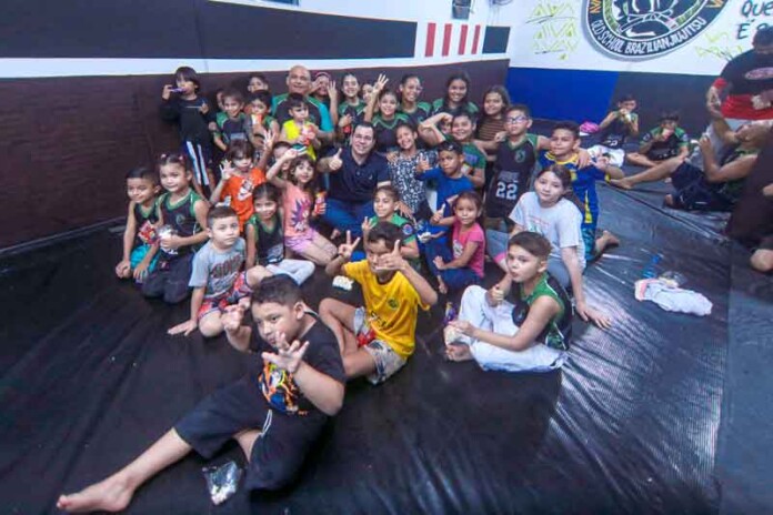 Wilker-Barreto-comemora-Dia-das-Crianças-em-academia-de-jiu-jítsu,-na-Zona-Norte-de-Manaus