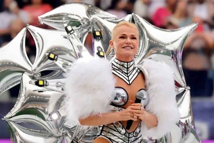 Xuxa-Meneghel-se-recusa-a-atender-fãs-após-levar-cuspe-e-causar-tumulto