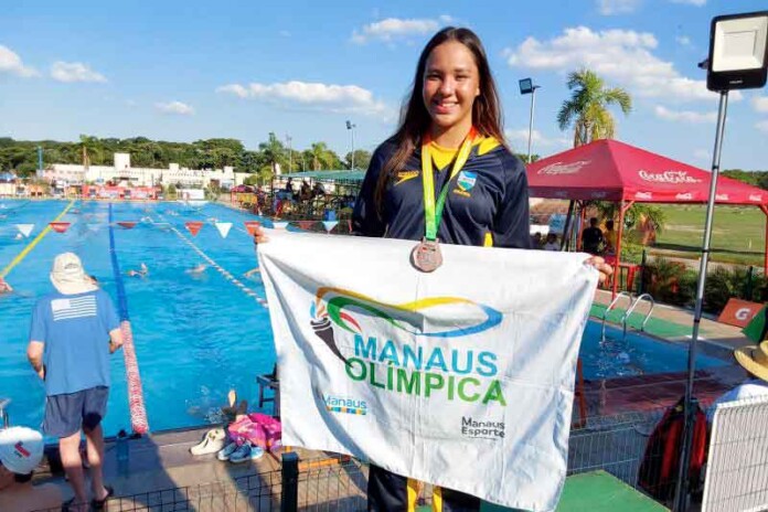 Atleta-Angelynne-Victória-conquista-medalha-internacional-inédita-no-Sul-Americano-de-Natação