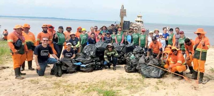 Com-apoio-de-voluntários,-Semulsp-conduz-mutirão-de-limpeza-na-orla
